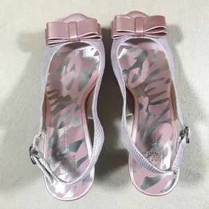 Anne Klein heel pump metallic.